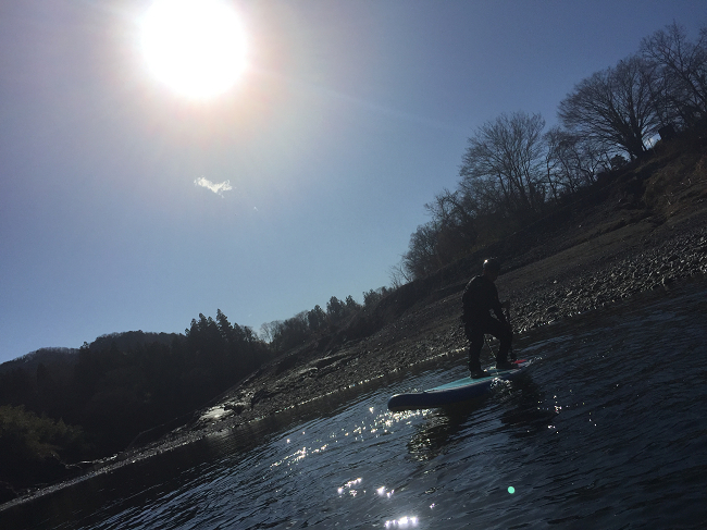 リバーSUPをやってる様子