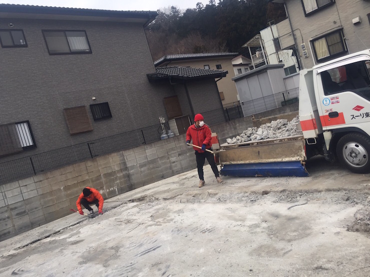 タクとしゅんくんでセメント打つ様子