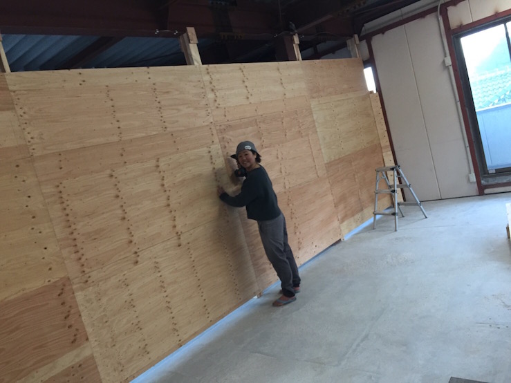 ほぼピーポくん一人で作った更衣室の壁、興奮のさとぅ