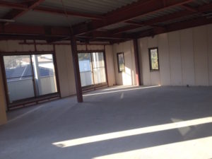 打ちっぱなしの２階フロア