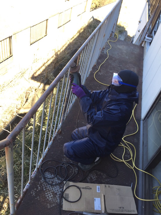 階段のサビ取りの様子