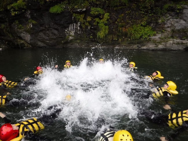 長瀞のトロで水に入って遊ぶ