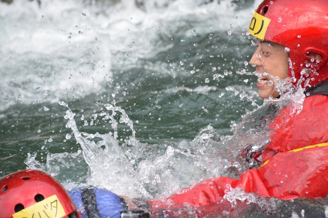 接触して救助（コンタクトスイミング）