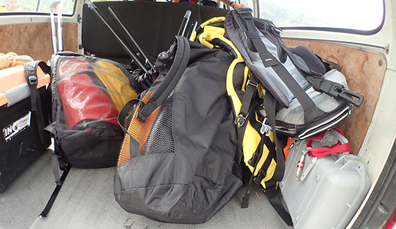 パックラフトをバンに痛打様子