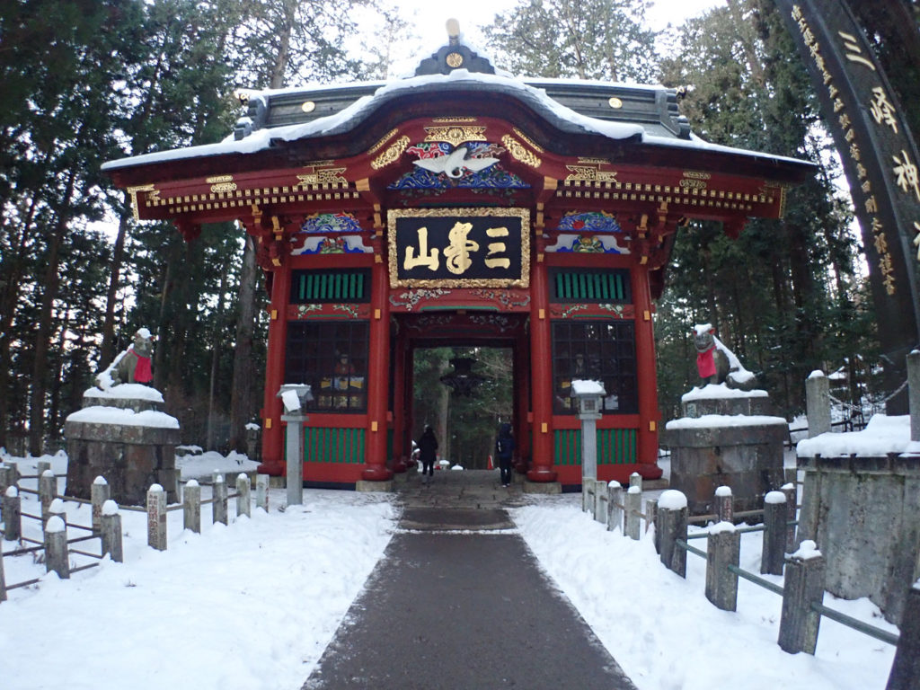 三峯神社赤門
